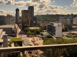 One-Bedroom Apartment with Den With Amazing Views of Hamilton
