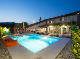 Captain's Villa with Swimming Pool, hotel med parkering i Jurdani