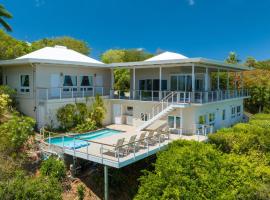 Maria Breeze Villa - Stunning Ocean & Sunset Views Private Pool Spacious Rooms, hytte i Contant