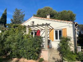 La petite maison près de la mer, avec jardin et parking，位于拉西约塔的酒店