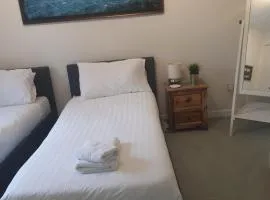 Lymington Haven: Cozy 1-Bedroom Coastal Retreat