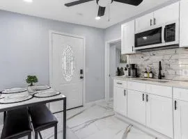 Modern 2BR Home, 2 Queen Beds Near Beaches & Downtown