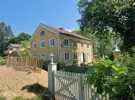 Historisches Schwedenhaus, 25m zum Wasser im Garten, ideal zum Angeln, 8 Personen