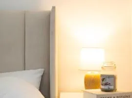 Modern Cozy Flat 6 mins to City Parking & WiFi