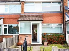 Cosy Airport Retreat With Netflix and Fresh Bakes