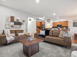 The Copperleaf Luxury Retreat with Hot tub, hotel em Calgary