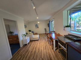 Bruns Beach Garden Apartment - Central, Comfortable & Close to the beach，位于布伦瑞克黑兹的酒店