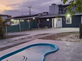 Casa com piscina e pátio grande