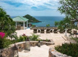 Maria Bluff Main House Villa- Modern Renovations Private Pool Ocean Front Views and Pool Table، فندق في Cruz Bay