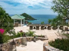 Maria Bluff Main House Villa- Modern Renovations Private Pool Ocean Front Views and Pool Table