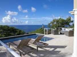 Maria Bluff Cottage Villa-Romantic Ocean Views Modern Private Pool, hytte i Contant