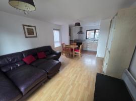 2 bedroom flat with free parking, hotel a Hunslet