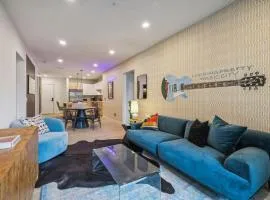 Hyve - Harmony Strum - Walk to Broadway - Pool & Gym