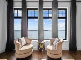 Luxury 3 Bedroom Waterfront Home Near Dallas