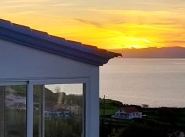 Stunning ocean view with 3 islands in front of you, Hotel in Serreta