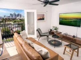 Large Home with Views of DTLA Sleeps 8 Golf,Spa,Fire