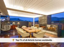 Luxury Spa, Outdoor Fireplace & Games Room - Sleeps 10, 18 mins from CHC Airport