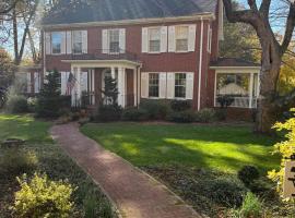 Classic Davidson Retreat 4BR Walk to Downtown, hotel v destinaci Davidson