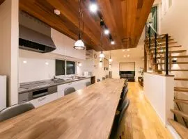 1棟貸し 最大7名 屋上ジャグジーで極上体験 和室と広々リビングで快適ロングステイ