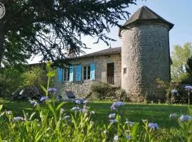 Gîte de caractère du XIIIe siècle avec cheminée et Wi-Fi - FR-1-496-55