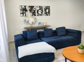 Spacious 3BR Home with Own Private Cozy Pool, alojamento para férias em Koolbaai