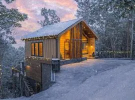 Gatlinburg Winter Mountain Chalet, Romantic Hot Tub & Mountain Sunrise Views