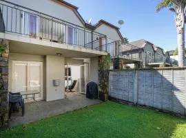 Hosts on the Coast Villa on the Lake