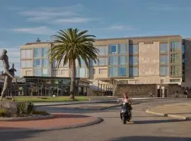 Garde and Warders Hotel