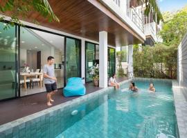 Lively Stay at Vibrant Kata, 4BR Pool Villa B2 near Beach - UTK2, hôtel à Kata Beach