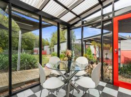 Greenview Bungalow - Sunlit Stay near Sovereign Hill, Hotel in Nerrina