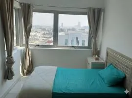 غرفه مفروشه في قلب أبوظبي منطقة النجدة داخل برج مرتفع بإطلالة مفتوحة مذهلة