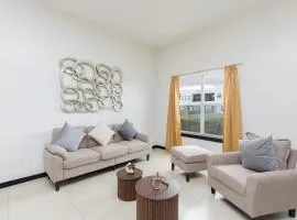 Prime Location! Near Expwy, Shops, Mall & Hospital