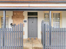 Bassett Cottage in Gawler South with 3 bedrooms and close to city train, shops and tavern, hotel in Gawler Station