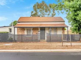 Bassett Cottage- Heritage Listed- with 3 bedrooms- close to train and shops