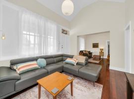 Bassett Cottage in Gawler South with 3 bedrooms and close to city train, shops and tavern, Hotel in Gawler Station