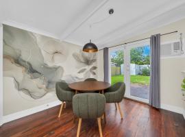 Bassett Cottage in Gawler South with 3 bedrooms and close to city train, shops and tavern, hotel in Gawler Station