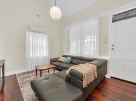 Bassett Cottage in Gawler South with 3 bedrooms and close to city train, shops and tavern, khách sạn ở Gawler Station