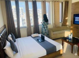 Hotel Wood-Crest !! Affordable, Cozy And Peaceful Stay !!, hotel perto de Aeroporto Internacional de Chandigarh - IXC, Zirakpur