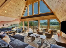 Lakefront AFrame, Heated Pool, Spa, Sauna, Theatre, hotel em Blakeslee