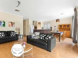 3BR Home-City Fringe Location-Free WiFi & Parking