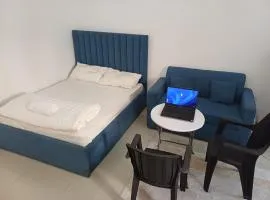 Fully Furnished Modern Studio in a Prime Location beside Abu Dhabi Central Bus Station and Al Wahda Mall العربية استوديو حديث ومفروش بالكامل في موقع مميز بجوار محطة الحافلات المركزية ومول الوحدة في أبوظبي