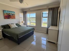 Coastal retreat, walk to the beach, khách sạn ở Strand