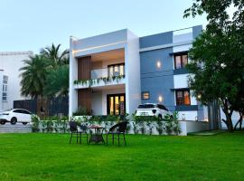 La Coast Beach Villa ECR, ξενοδοχείο σε Tirupporūr