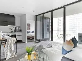 A Spacious 2BR Apt Walk to Southern Cross Station