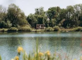 Lodge panoramique grand confort au bord d'un étang