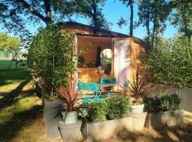 Nuit insolite dans un petit Hobbit en bois