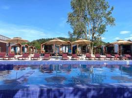 코롱섬에 위치한 수영장이 있는 호텔 Royal C Resort