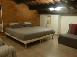 Charming house next to the sea and Barcelona for 6, Hotel in Badalona
