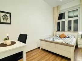 Cozy 5 BR Shared Apartment for 10P 10-Min to Kaufpark Alterlaa