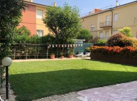 Shell House, Casa con ampio giardino a 100m dal mare, hotel en Marcelli